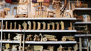 Tekstil fabrikasına kurduğu atölyede çalışanlarına marangozluğu öğretiyor
