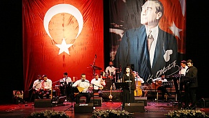 Vatandaşlar evlerinde Zafer Bayramı’nı konser ile yaşadı