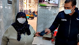 Sarayköy zabıtası para dolu kayıp cüzdanı sahibine teslim etti