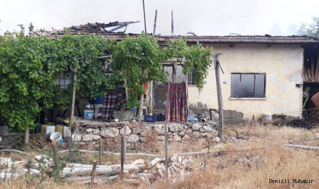 Alevlerin sardığı ev kullanılamaz hale geldi  