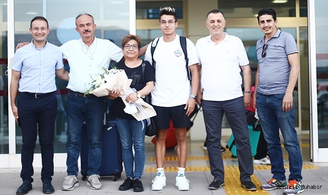 Denizlili milli yüzücü Baturalp, çiçeklerle karşılandı