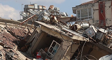 125 saat sonra enkazdan sağ çıkarıldı