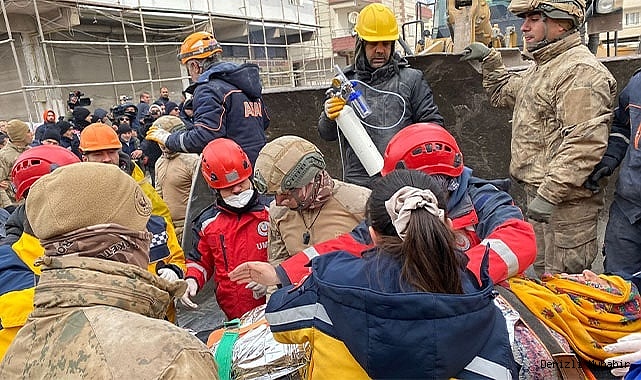 Enkaz altında kalan kadın 56 saat sonra kurtarıldı