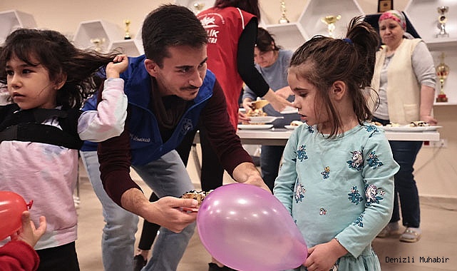 Depremzede miniklere doğum günü sürprizi