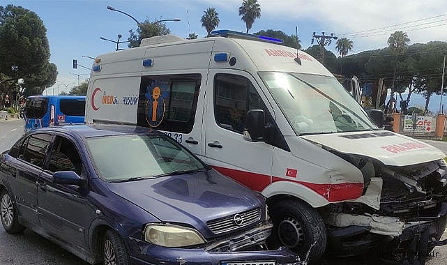 Ambulans ile otomobil çarpıştı: 1 yaralı