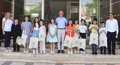 Minik yazarlar ve şairlerden Başkan Özbaş’a ziyaret