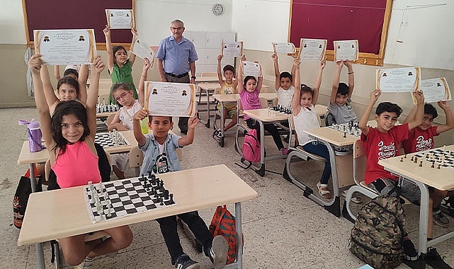 Yaz tatilini satranç öğrenerek geçirdiler