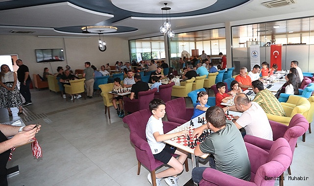 PAMUKKALE’DE ÇOCUKLAR BABALARIYLA SATRANÇ OYNADI