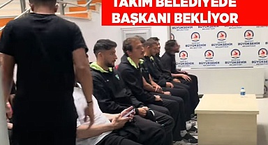 TAKIM BELEDİYEDE BAŞKANI BEKLİYOR