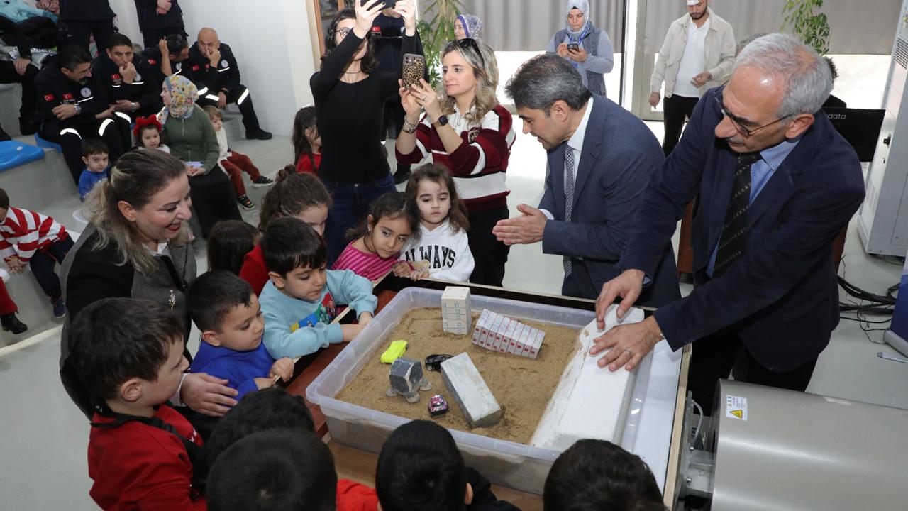 Minik Bilim İnsanları PAÜ'de Depremi Deneyle Öğrendi