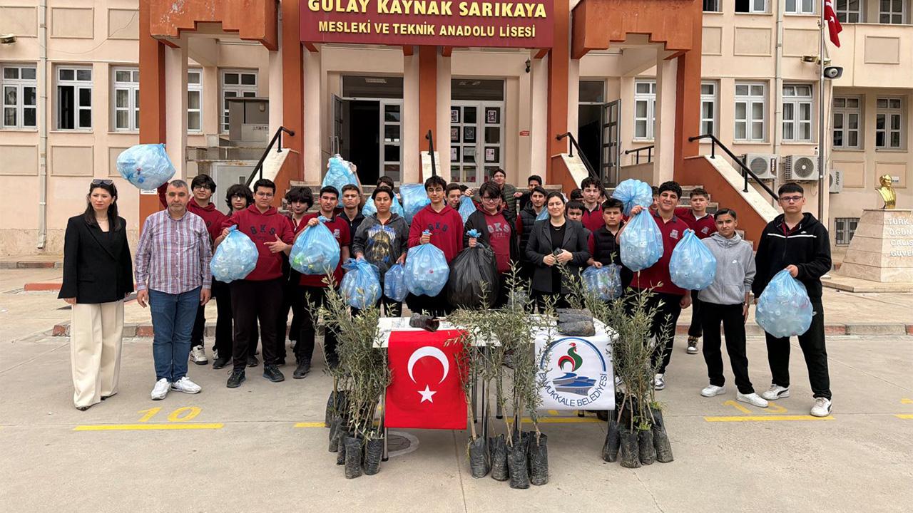 PAMUKKALE'DE ATIKLAR GENÇLERİN ELİNDE FİDANA DÖNÜŞTÜ
