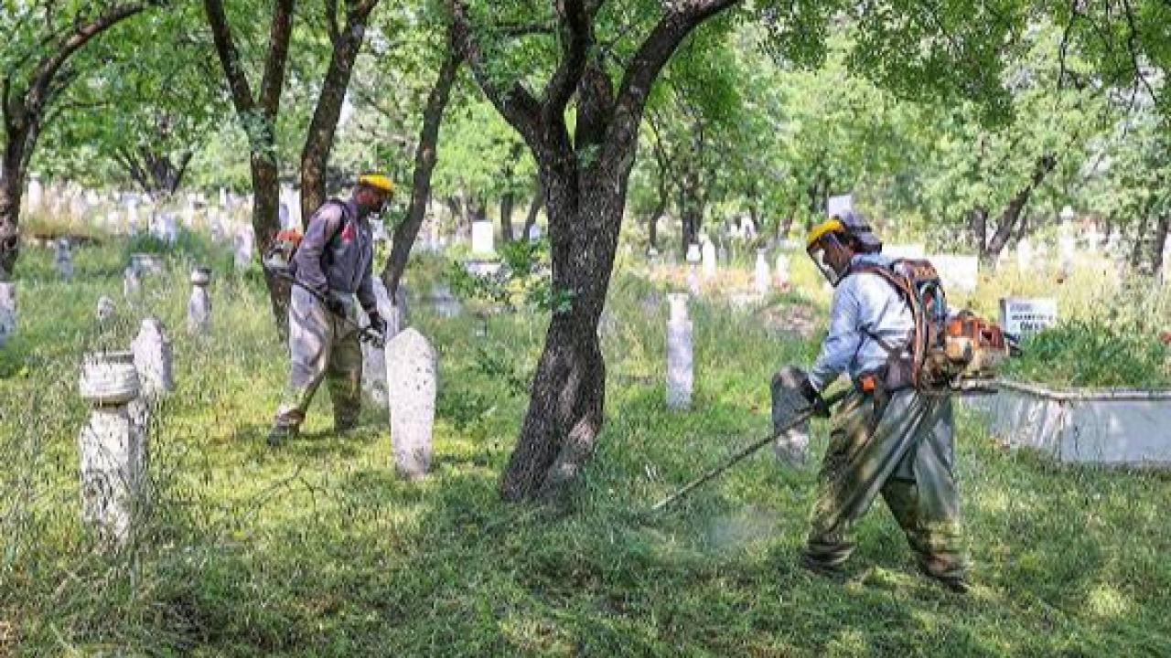 Denizli’de mezarlıklar Kurban Bayramı’na hazır