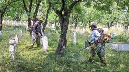 Denizli’de mezarlıklar Kurban Bayramı’na hazır