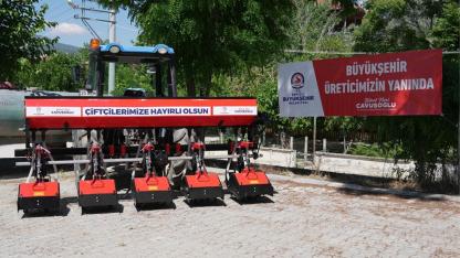 Büyükşehir’den Bozkurtlu üreticilere çapa makinesi desteği