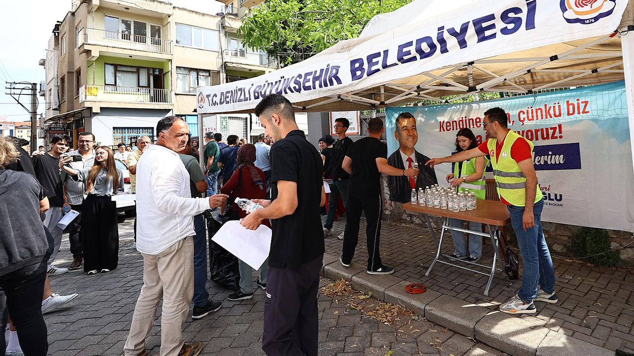 Denizli Büyükşehir, sınavdaki gençleri ve babaları unutmadı