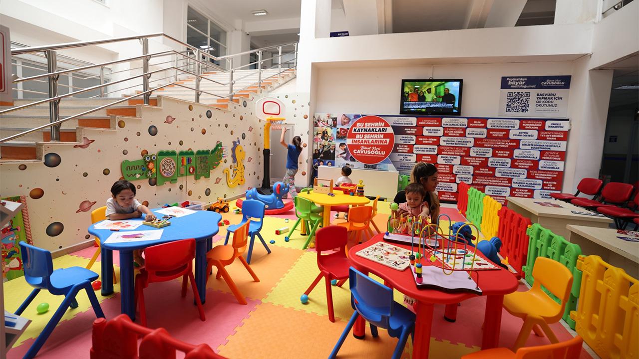 Denizli Büyükşehir’den belediye girişine çocuk oyun alanı