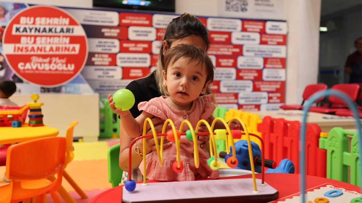 Denizli Büyükşehir’den belediye girişine çocuk oyun alanı