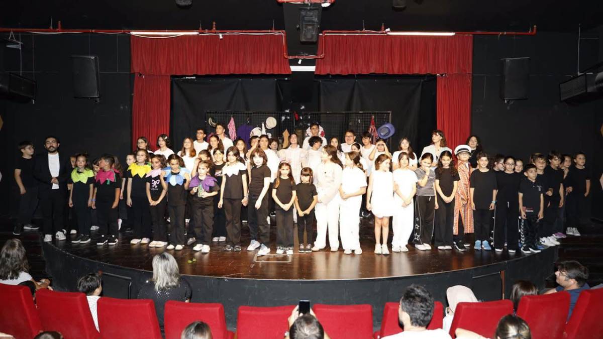MERKEZEFENDİ BELEDİYESİ KENT TİYATROSU'NDA YIL SONU HEYECANI