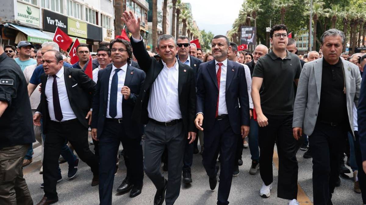 Denizli Özgür Özel’i Bağrına Bastı