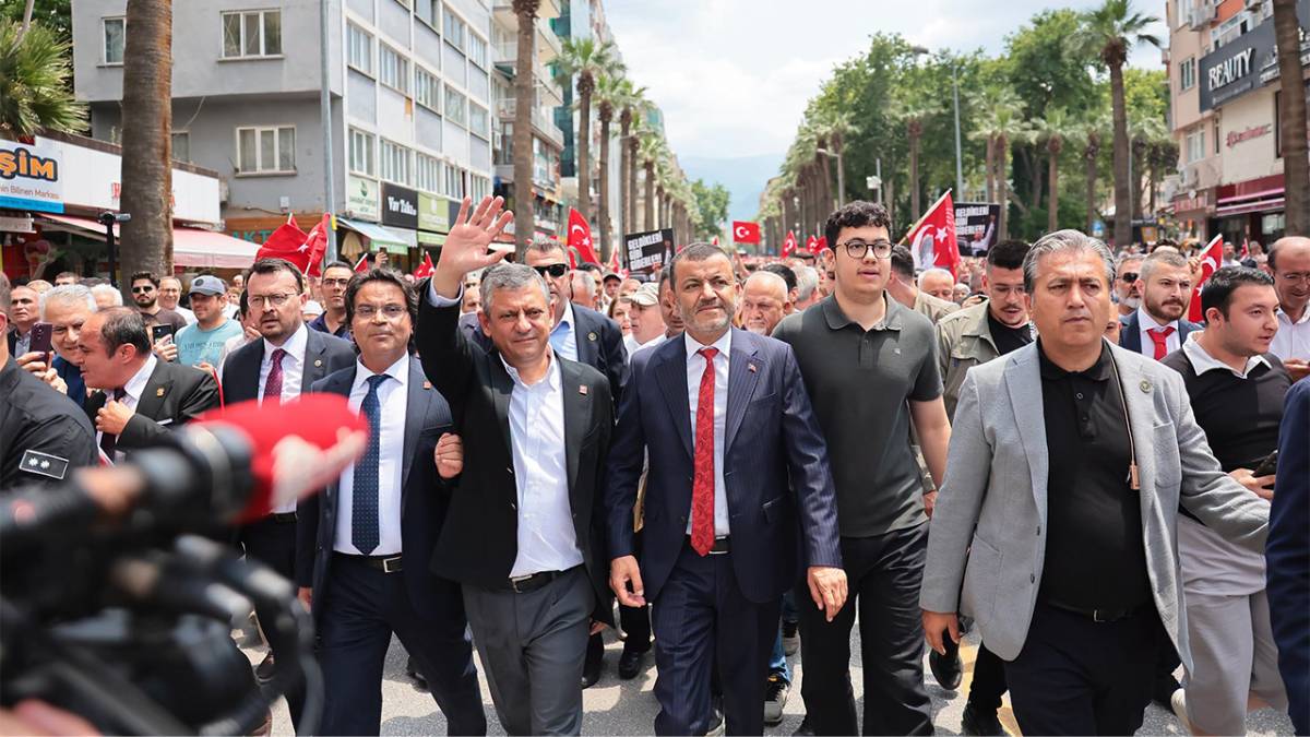 Özgür Özel Denizli Meydanında Bank Üzerinden Seslendi