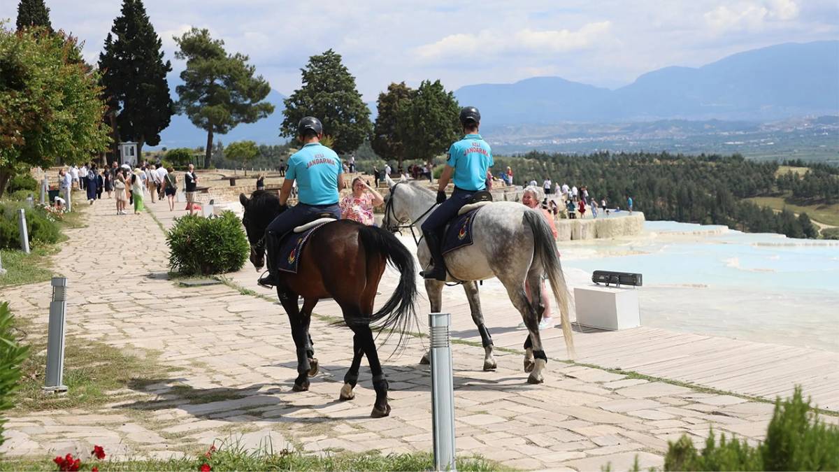Pamukkale'de Atlı Jandarma Mesaisi Başladı