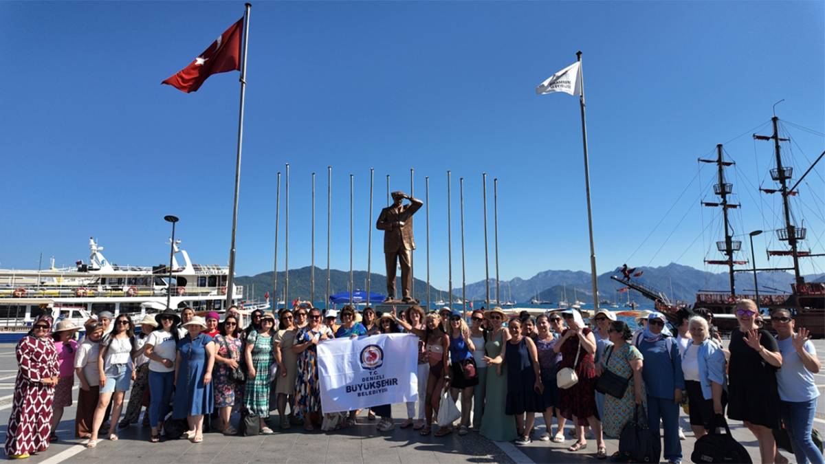 Yüzme öğrenen kadınlar denizle buluştu