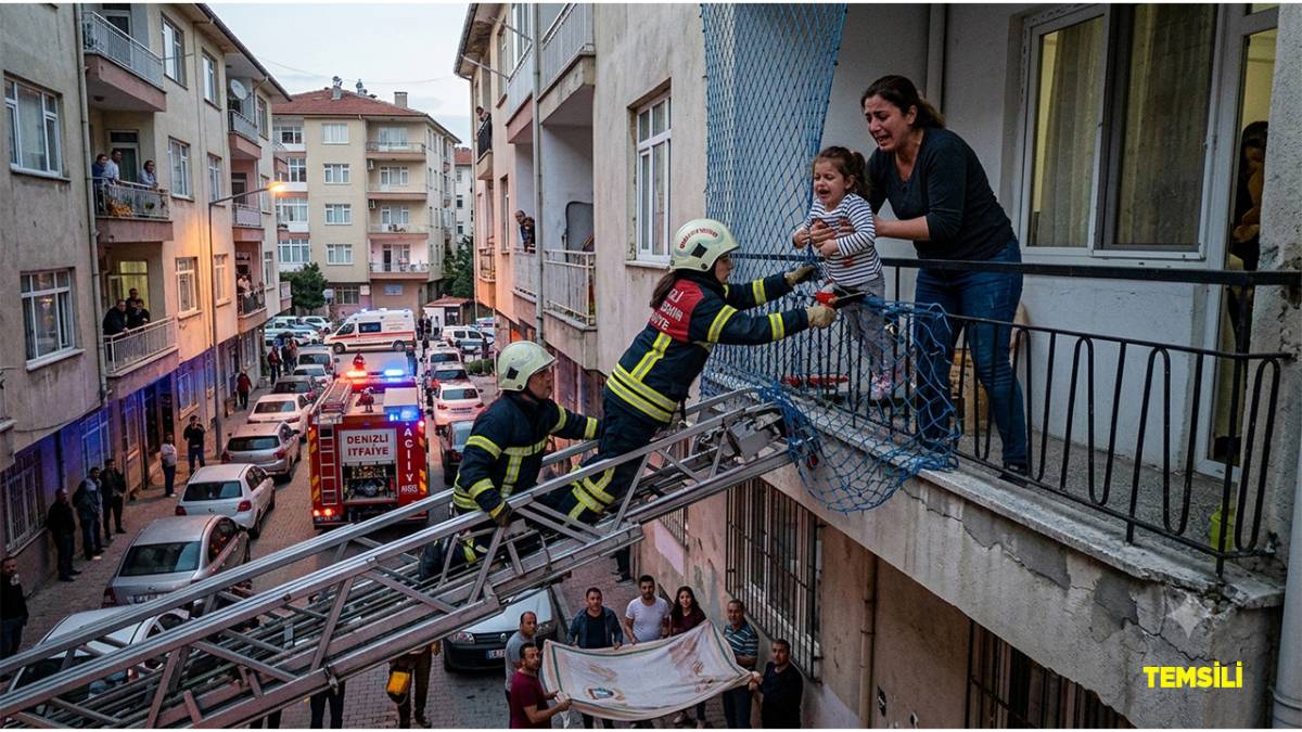 Balkon Filesinde Asılı Kalan Çocuğu İtfaiye Kurtardı