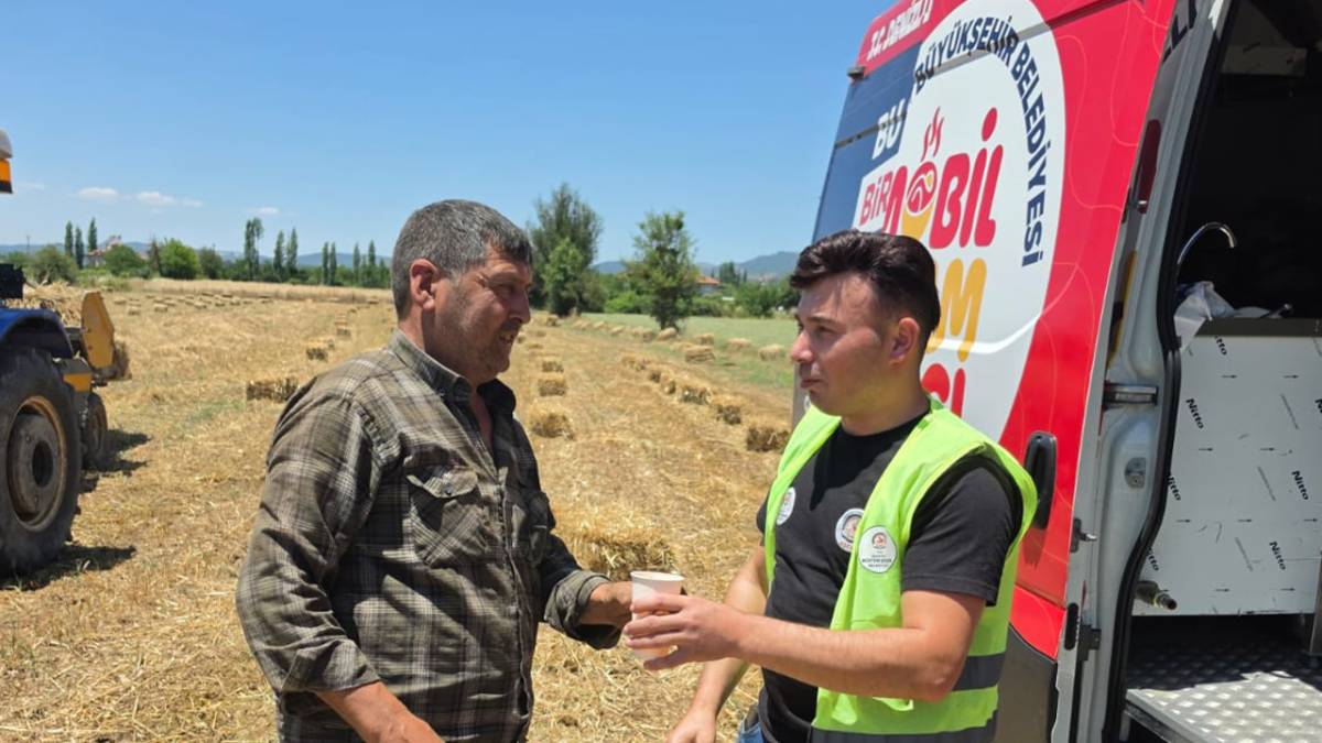 Denizli Büyükşehir, tarlalara soğuk su ve limonata ulaştırdı