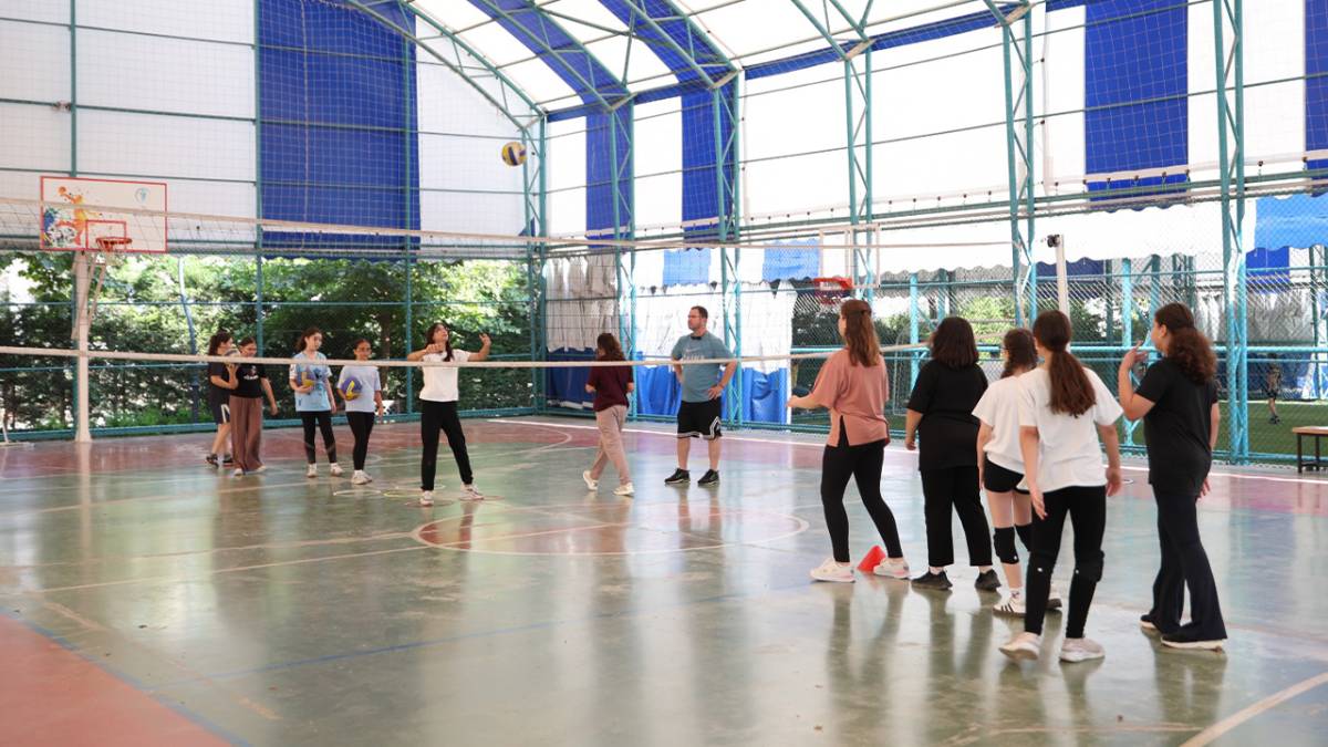 MERKEZEFENDİ BELEDİYESİ YAZ SPOR OKULLARI'NDA YÜZLER GÜLÜYOR